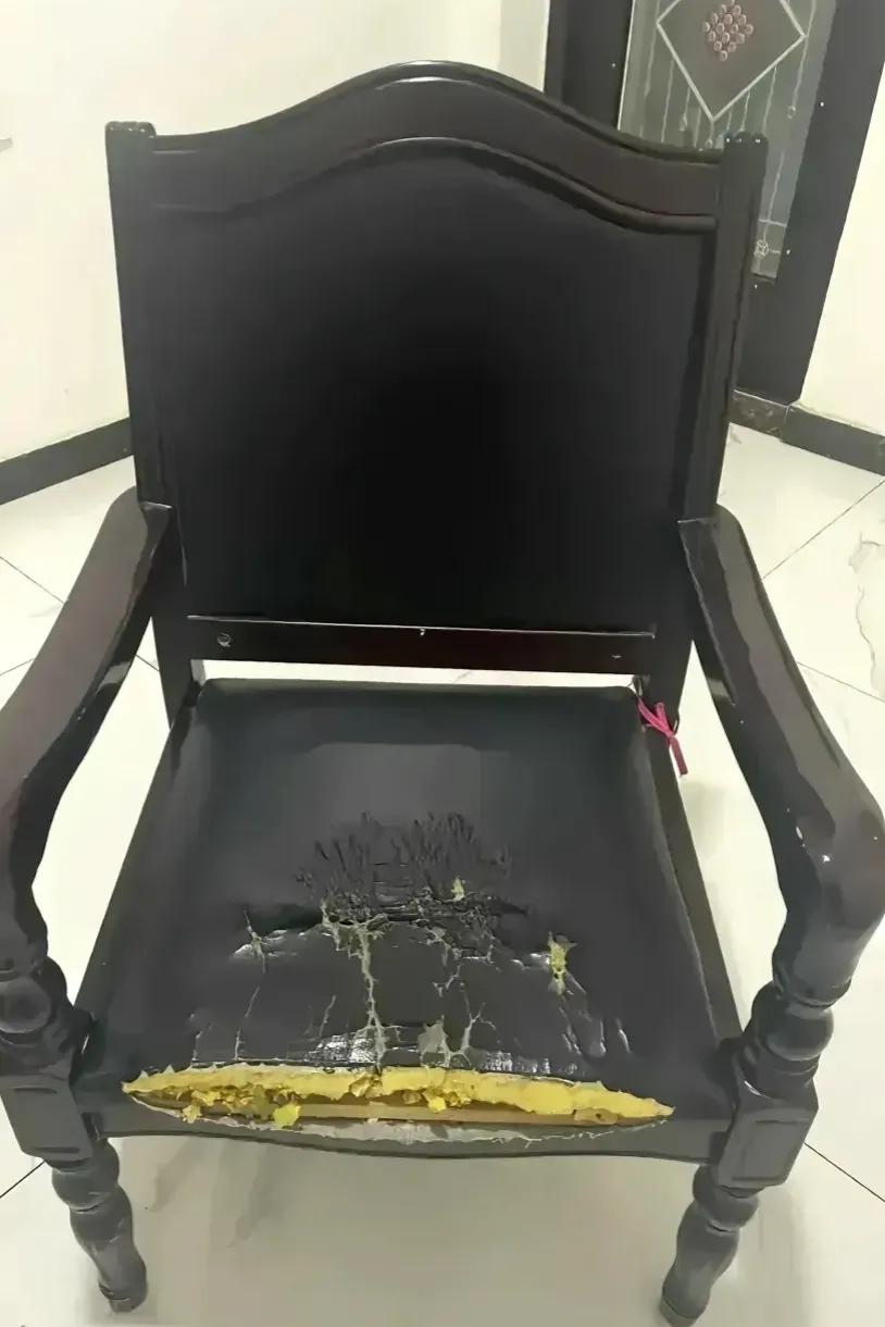 必须赔偿椅子！！！潍坊某地两名干部在会议室深入交流，导致公家财产椅子受损严重，目