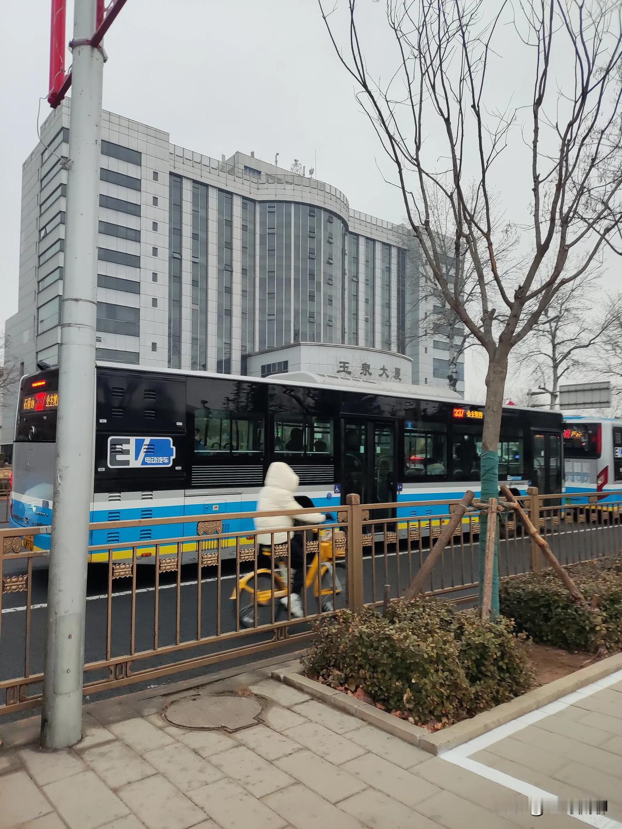 马上要开学了，自从春节地铁一号线玉泉路以西封站，一直担心早上开车送丫头坐地铁之事