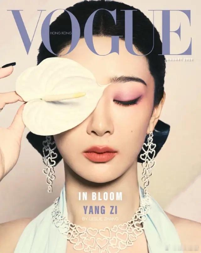 杨紫能登上香港VOGUE是APM品牌方发力，这个珠宝品牌在海外创立，但是总部在香