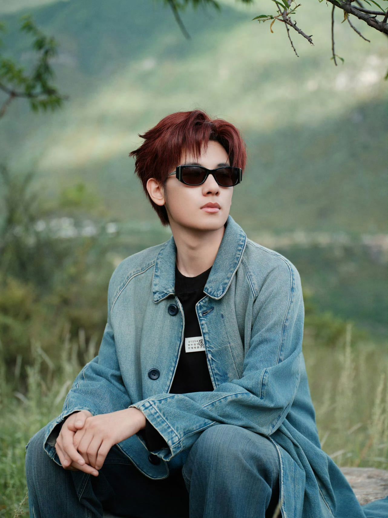 胡先煦冲上台，简直是《喜人奇妙夜》的高光时刻。演员作品被认可，他激动狂奔拥抱张兴