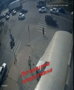 在俄占卢甘斯克地区，其他车都在等红灯，此时1辆军车直接闯红灯，造成1名过马路的当