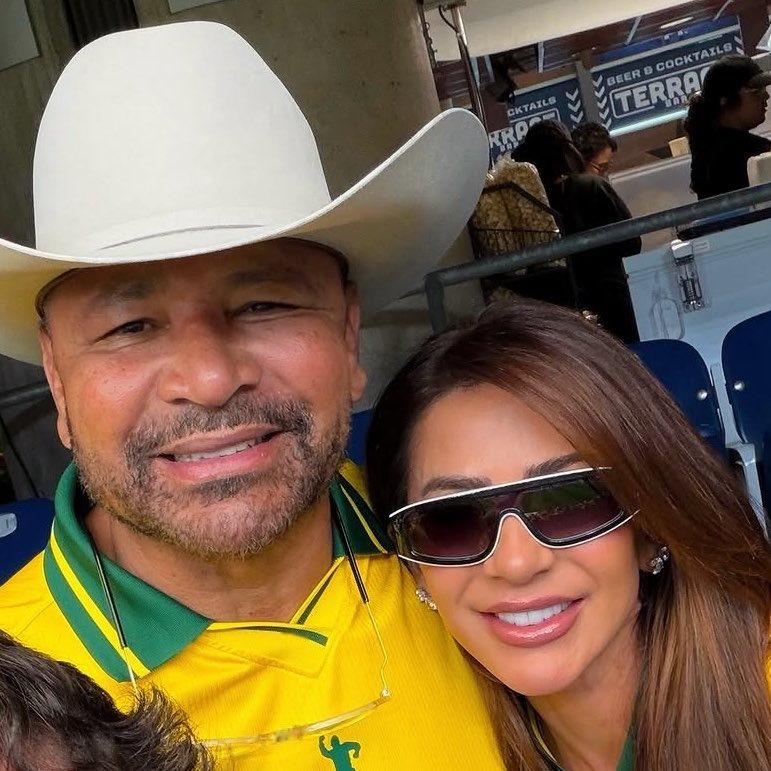 内马尔的父母离异以后都焕发了第二春，父亲带着漂亮女友，穿着巴西队10号到现场看球