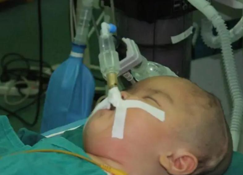 病人躺在病床上，
趁着麻药劲还没过，
医生利索地把喉罩从病人嘴里取出，
一旁的实