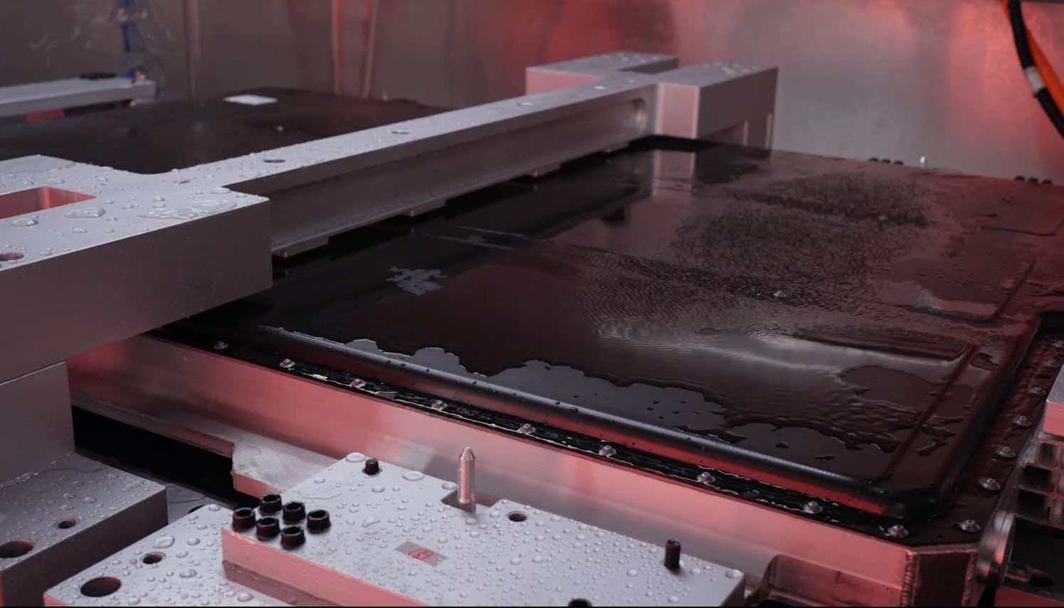 华为巨鲸电池平台进化到什么地步了渐变均温液冷解决快充温差衰 减，全场景守护更安心