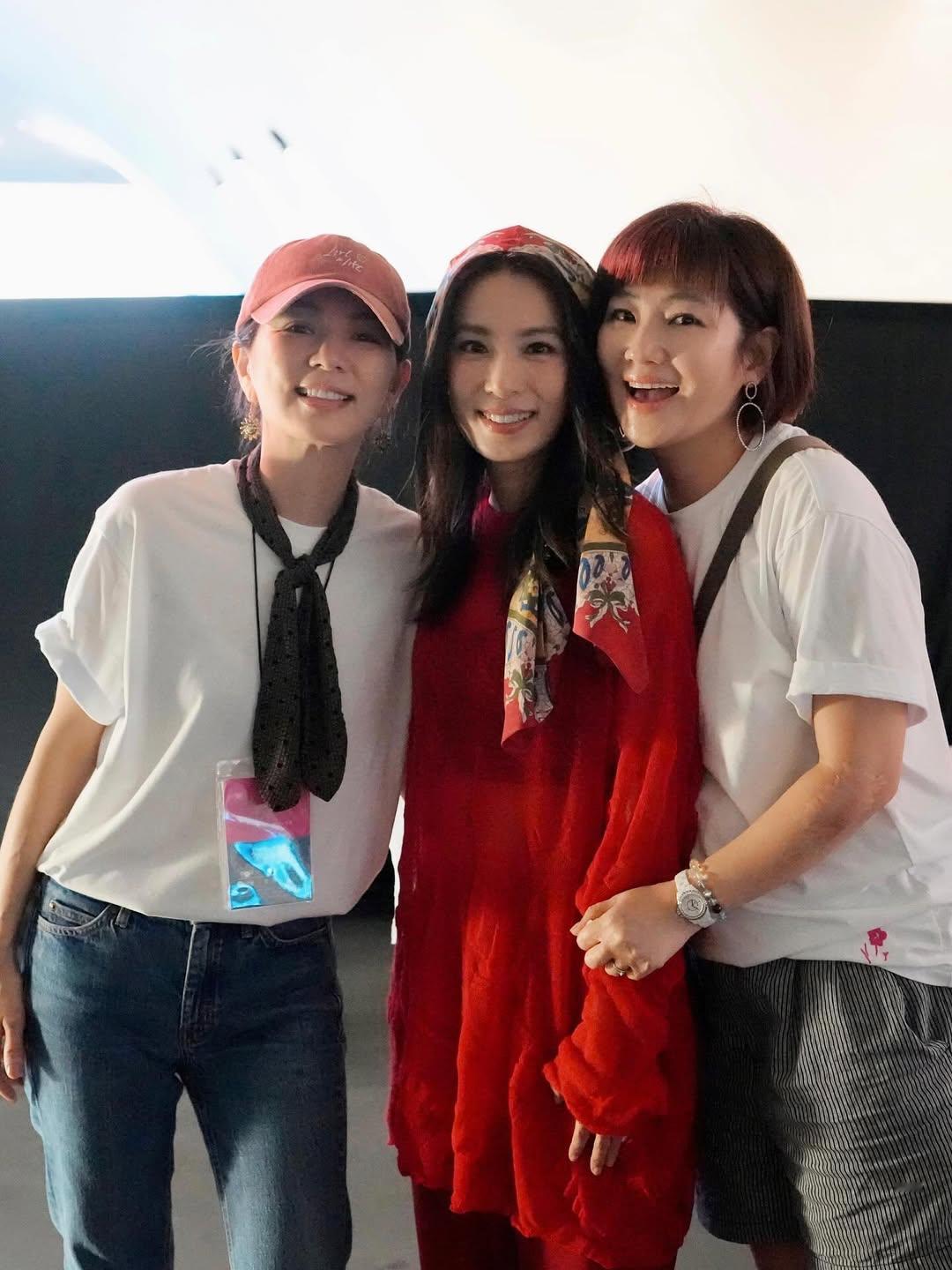 田馥甄po了S.H.E合体照！ ☘️ “谢谢我的姐妹❤️❤️” ​​​