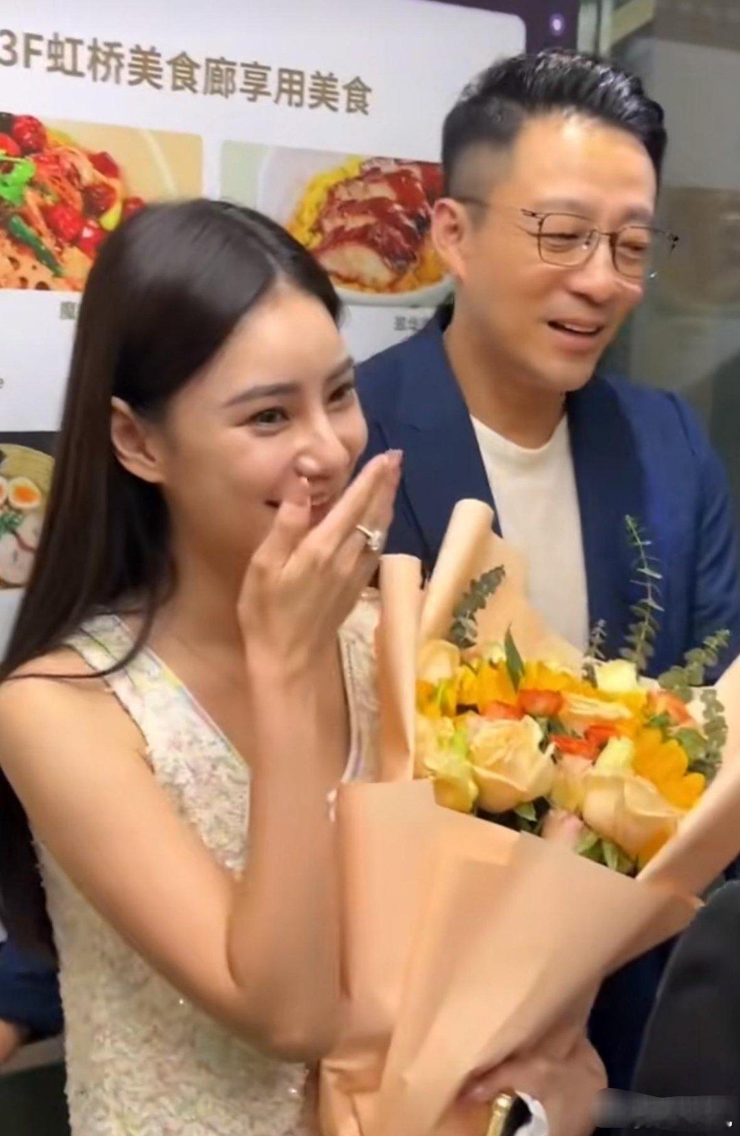 汪小菲和马小梅领证后首露面，马小梅带着大钻戒手捧着花，笑得春风得意！和汪小菲在一
