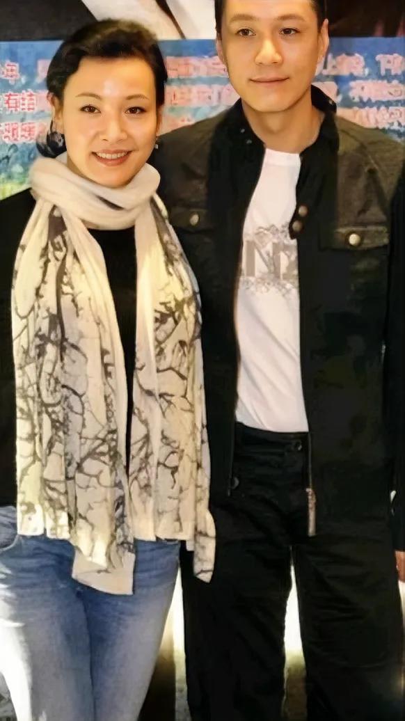 陈冲和冯远征的合影，还是第一次见。原来他们也曾熟悉如友。