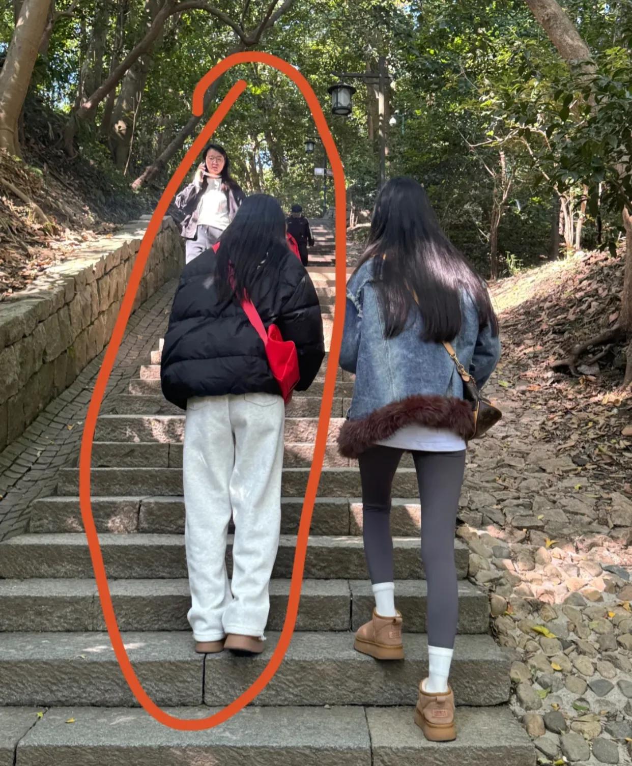 为什么现在大部分女生都这样穿了......

是否察觉，时下中性风格的装扮正风靡
