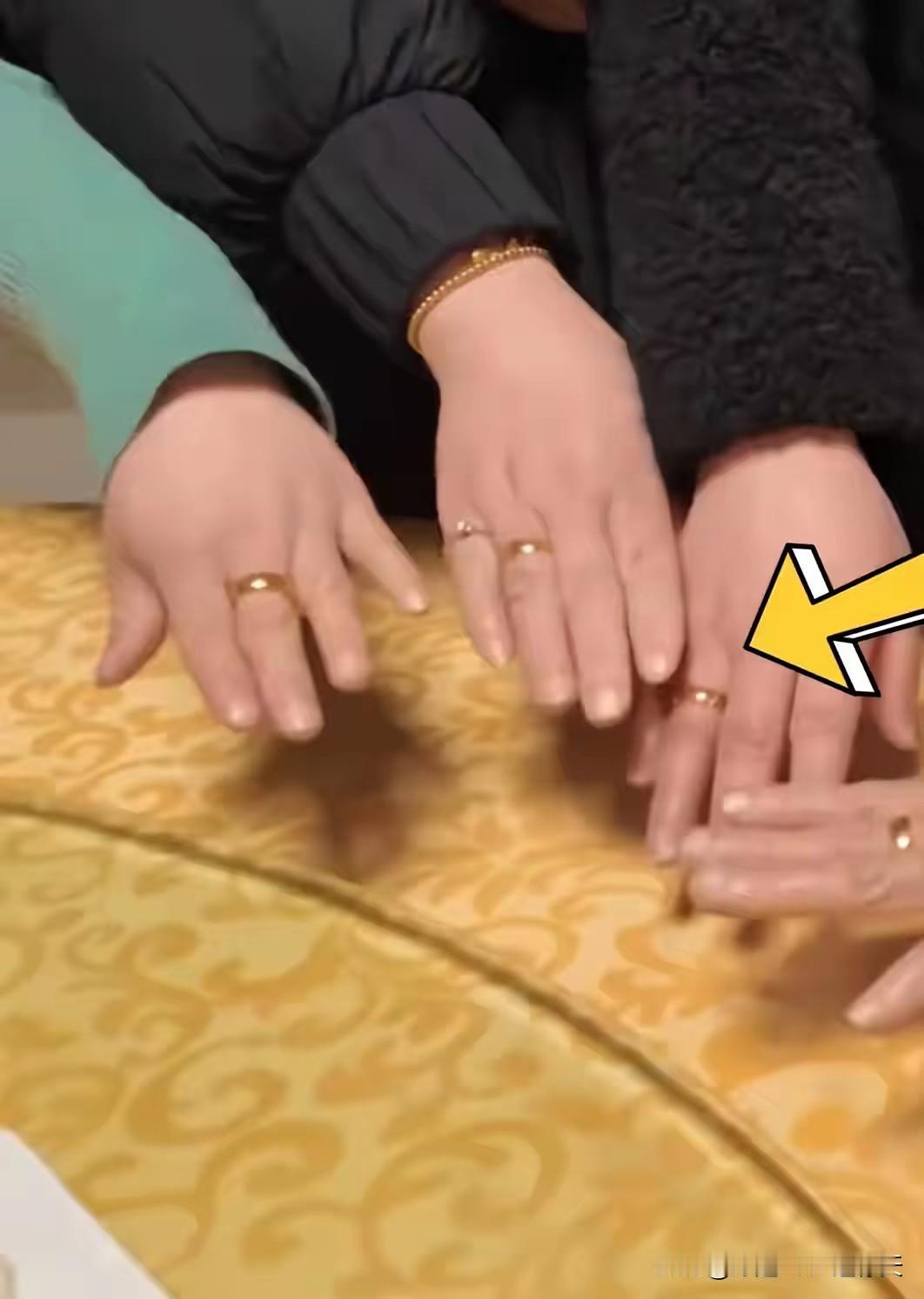 安徽一老人过80大寿，儿女们都到场准备开宴席时，老人却拿起桌上的5个红布袋，给儿