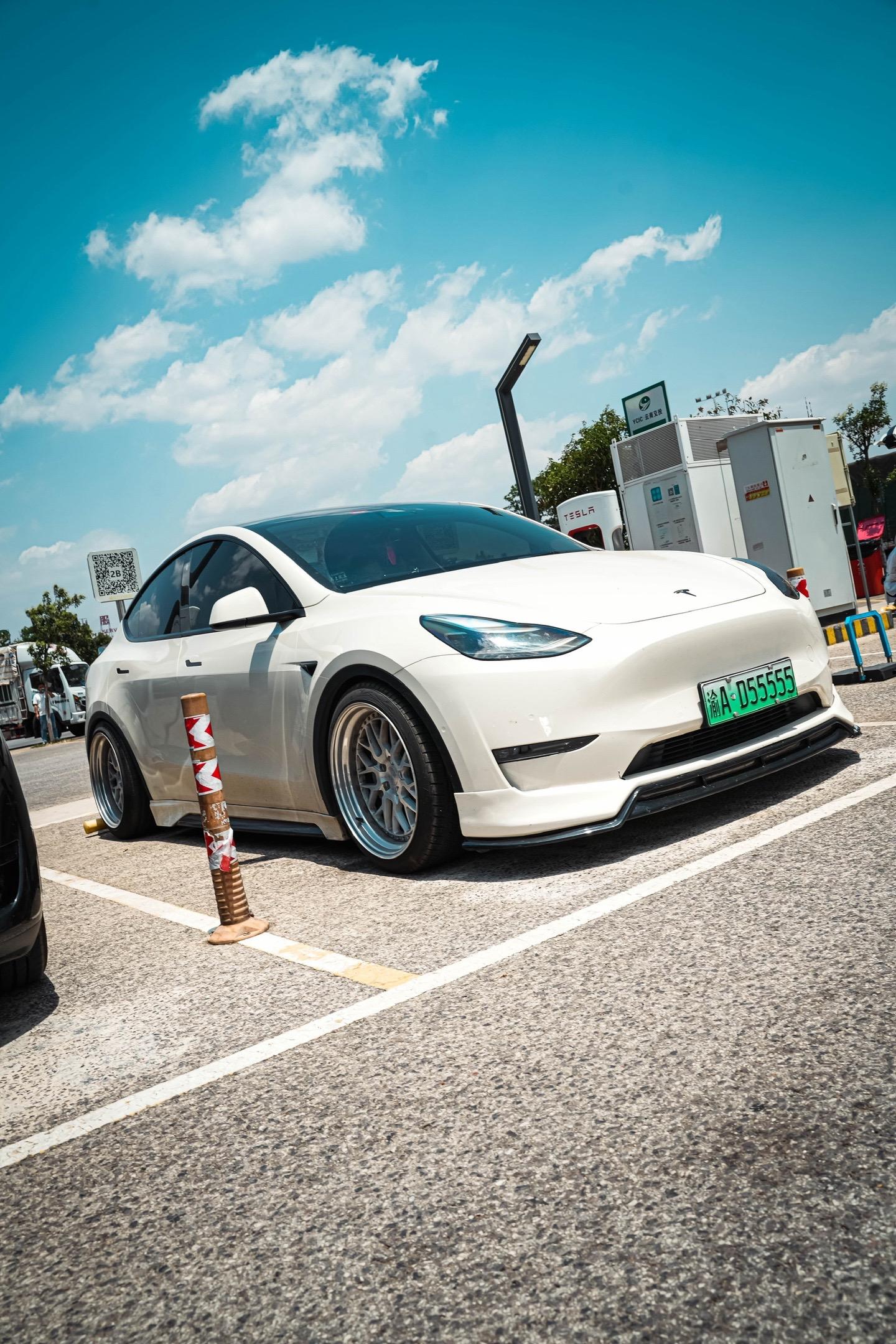 把“电”充满！特斯拉快充是真快。第一次试了特斯拉的超级快充快是真的快35分钟就充到了80%
6.5万公里 续航412 超充校准过后413了
太开心
各位尊贵的特斯拉车主都是咋充电的呀