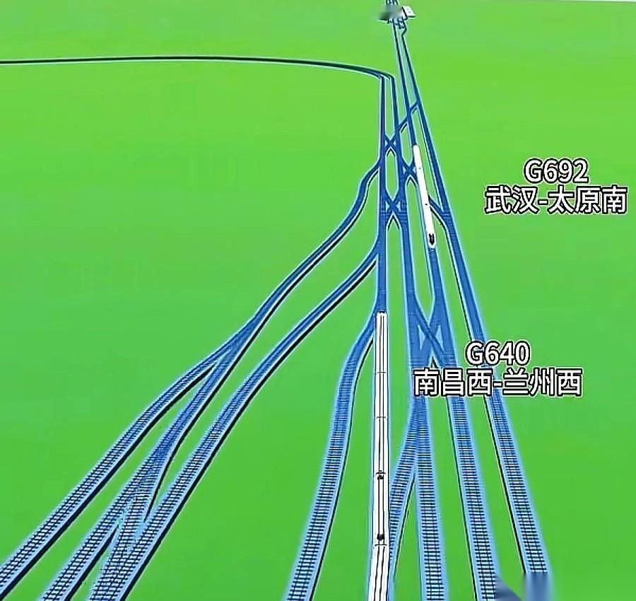 你看郑州那个火车站，它干了一件反常到极致的事。
一辆高铁，正从武汉方向风驰电掣地