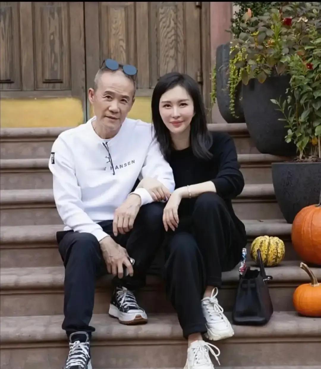 74岁，老什么老？
连冬至都不配当休息日。
他上午在工地爬新修的攀岩墙，下午和巴