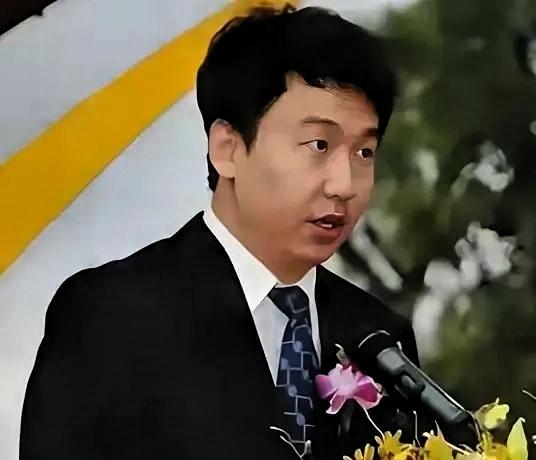 随着许家印在法庭上认罪，他的儿子许智健就不再是富二代了，现年41岁的许智健，此前