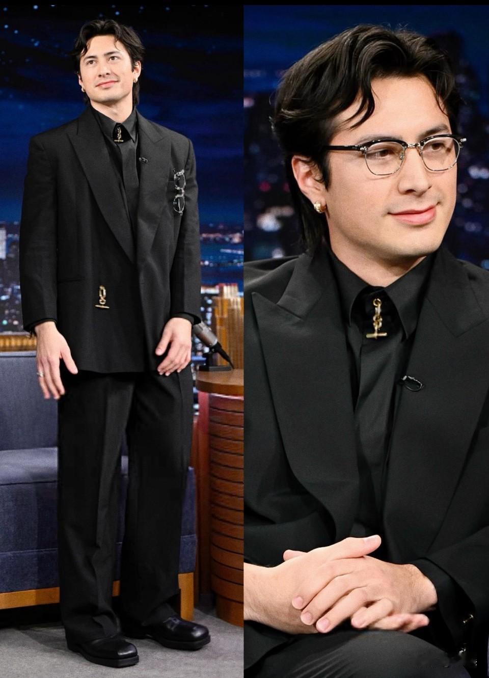 巅峰对决Hudson做客肥伦秀，西装配金丝眼镜

《巅峰对决》Hudson Wi