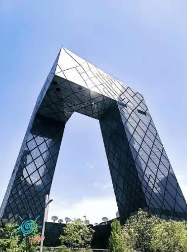 央视大楼，被俗称“大裤衩”，多年以后，央视大楼的洋人设计师“库哈斯”在国外媒体的