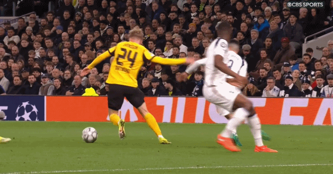 25分钟，多特蒙德左边翼卫斯文松丢失球权后，飞蹬奥多贝尔小腿，来自瑞典的主裁判果