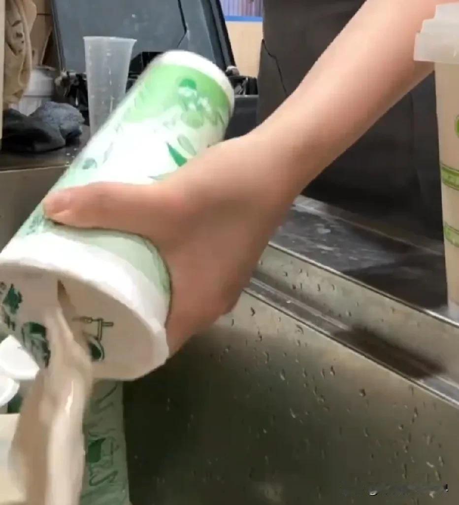 心痛啊！几百杯奶茶就这么倒进下水道了！

为了不浪费手里的0元券，而选择浪费实打