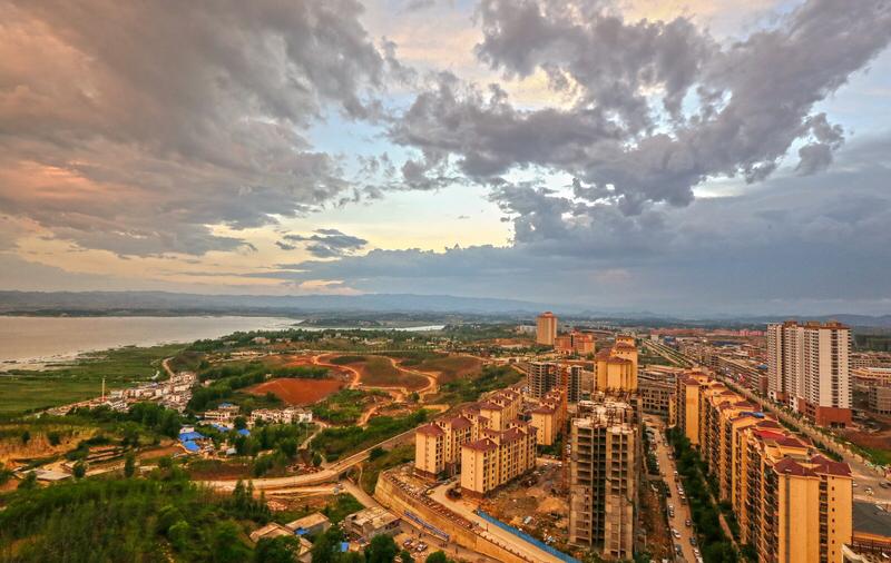 “落霞与孤鹜齐飞，秋水共长天一色”，此句堪称神来之笔，生动勾勒出一幅绝美的秋日江
