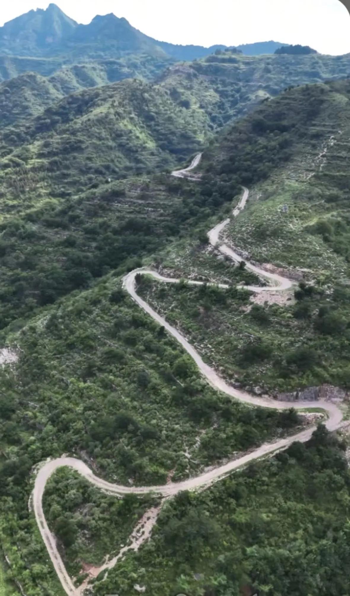 淄博美景欣赏（3）
图中这之字路你知道是通向哪个美丽景区的吗？最前方的象形山是？