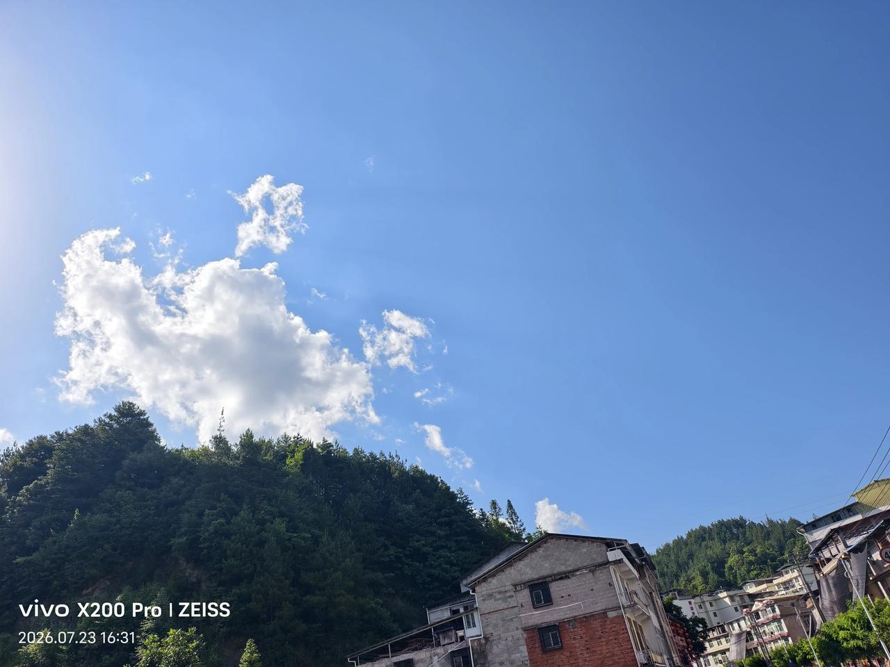 今天下午四点多钟，利川谋道镇天空随拍。