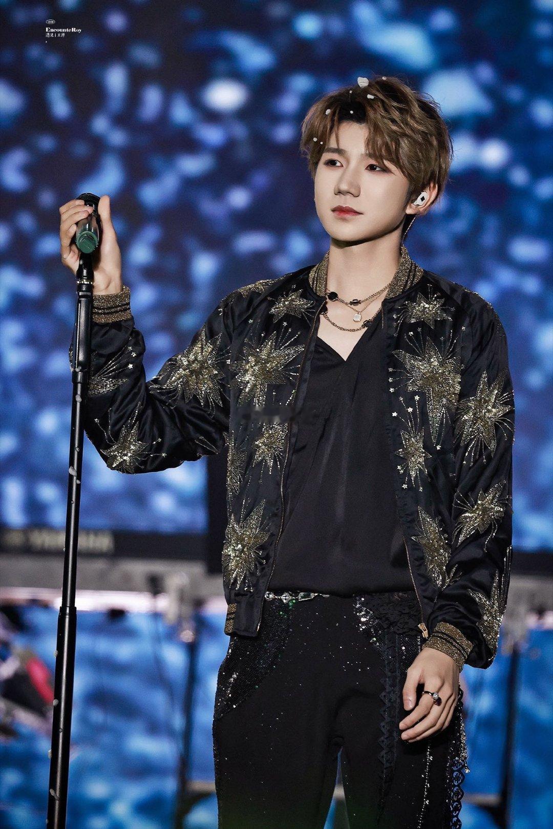 王源来了泡泡岛写歌灵感都有了 看着泡泡升起又破灭，忽然懂了——有些美好短暂，但歌