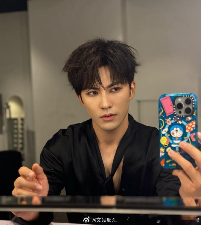 #李耕耘黑色深V衬衫##李耕耘黑色深V九宫格plog# 李耕耘的九宫格，黑色深V