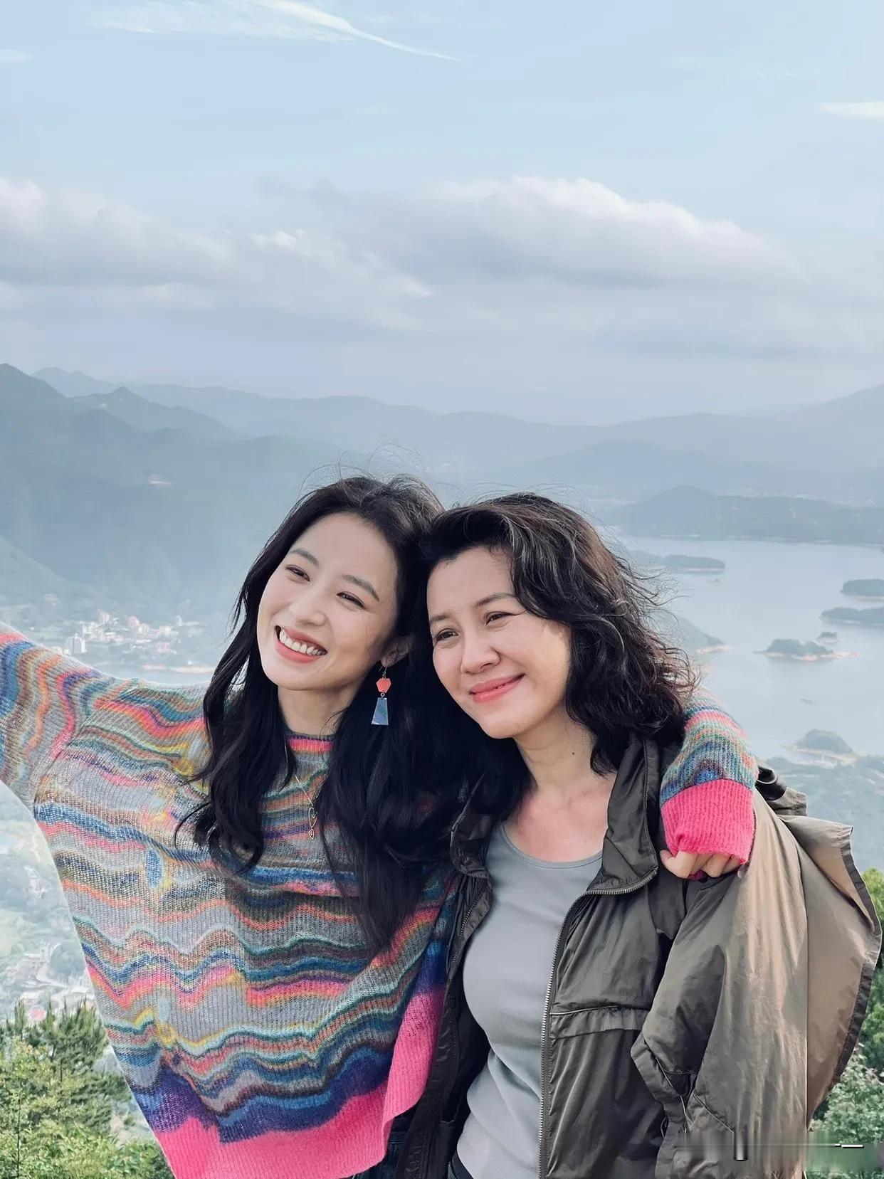 演员刘琳和儿女一起旅游，几个孩子都继承了她的优良基因，女儿美的像刘亦菲、儿子帅的