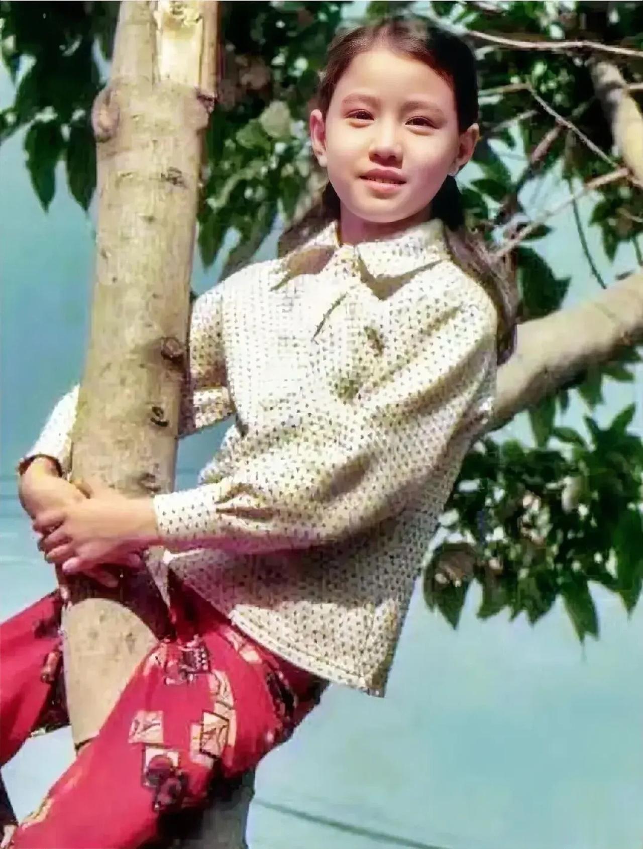 你能认出这个小女孩是谁吗？
从小就是美人胚子的她，顽皮得完全不像小女孩，大大咧咧