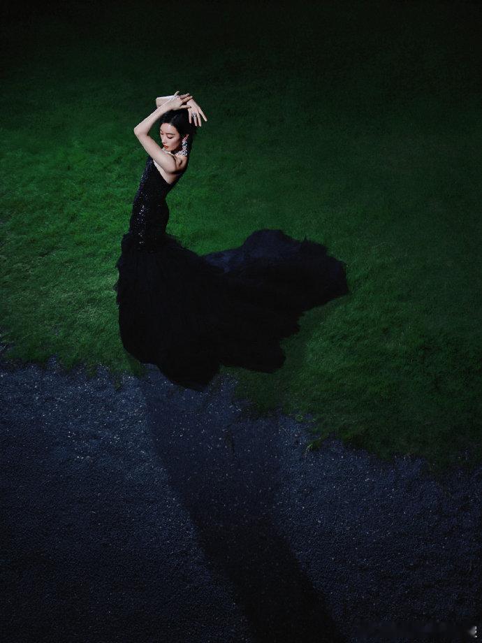 倪妮以主持人身份闪耀亮相，抹胸亮片鱼尾裙完美驾驭，亮片在灯光下绽放光芒，优雅姿态