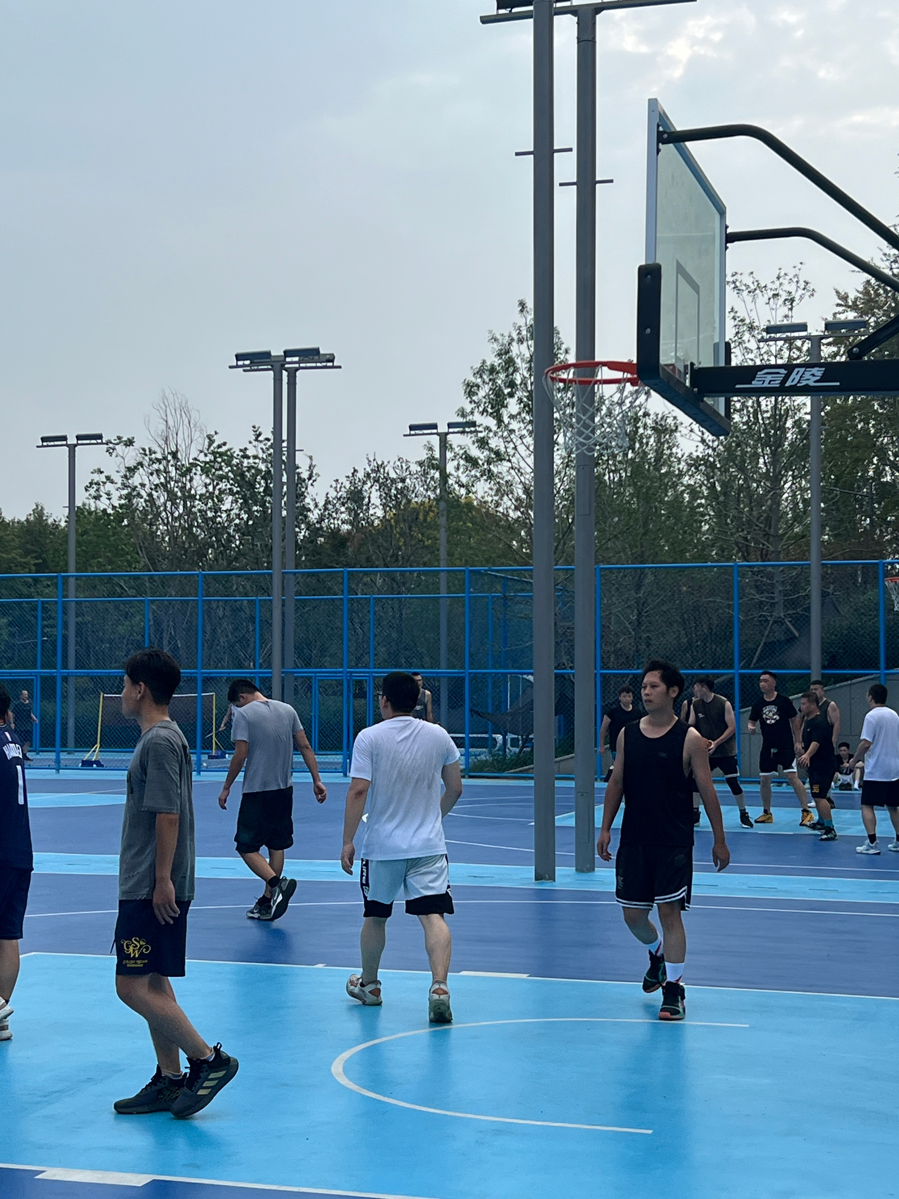 回之前住的小区球场看看我的老哥们，对我的欢迎仪式就是把球全传给我，结果输了，对我