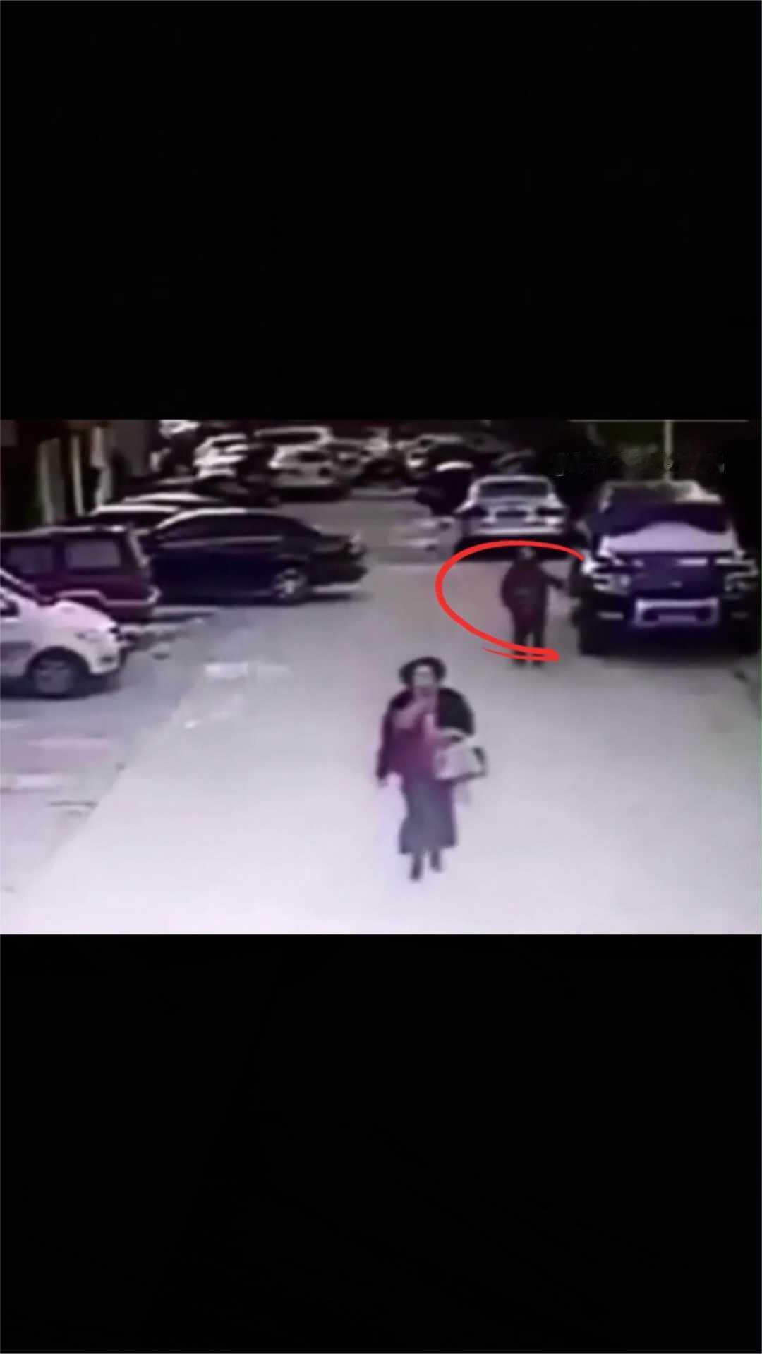 蹲在路边吃炸鸡。