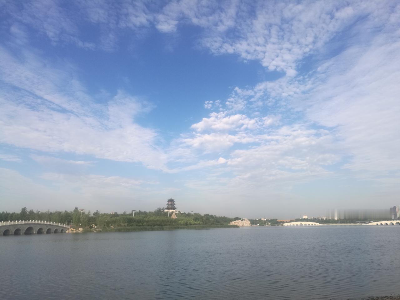 分享一张东营的照片山东东营清风湖上空的云。因为住在湖边，每日的早晨和傍晚，沿着湖