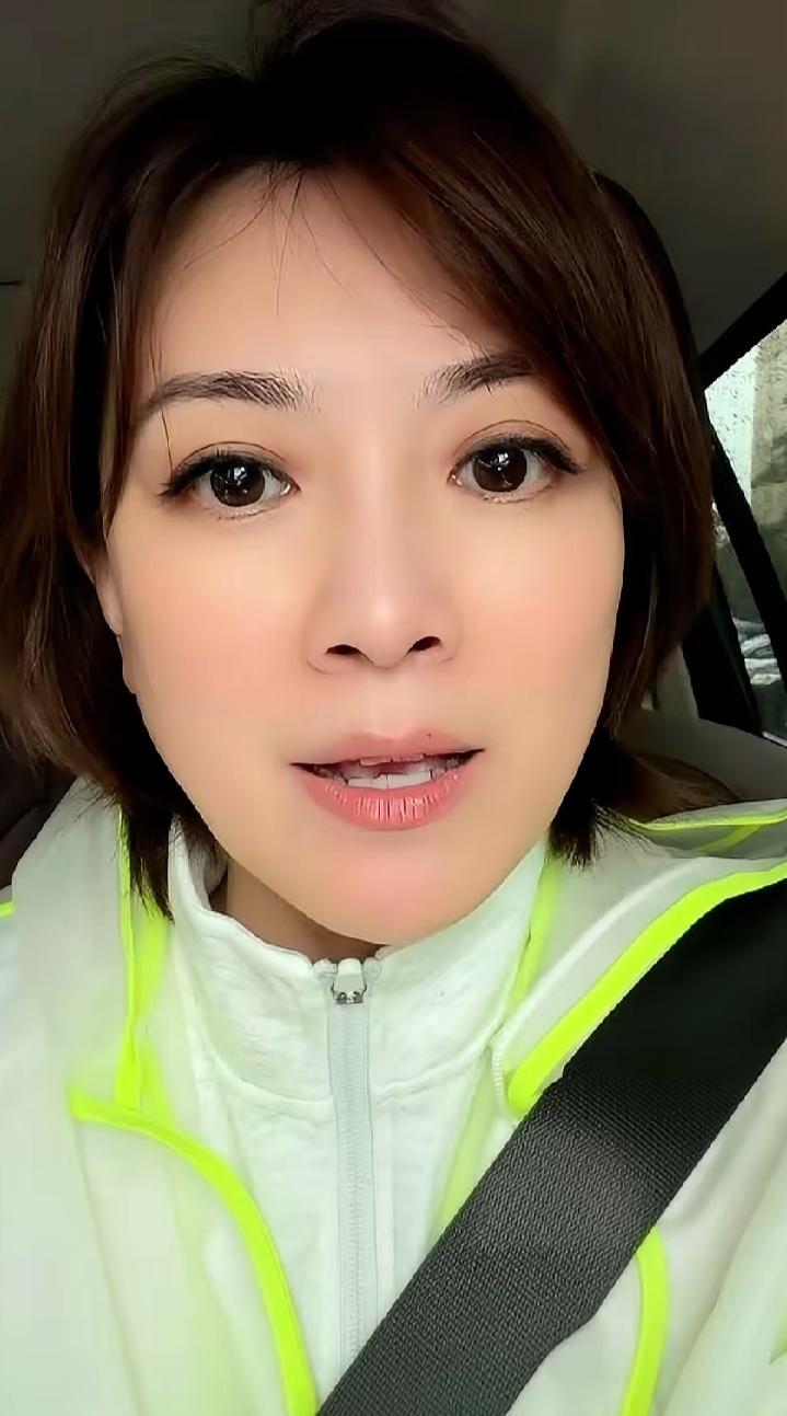 朱霞，女，汉族，辽宁丹东人，已婚，身高172Cm，毕业于辽宁大学电视编导专业，曾