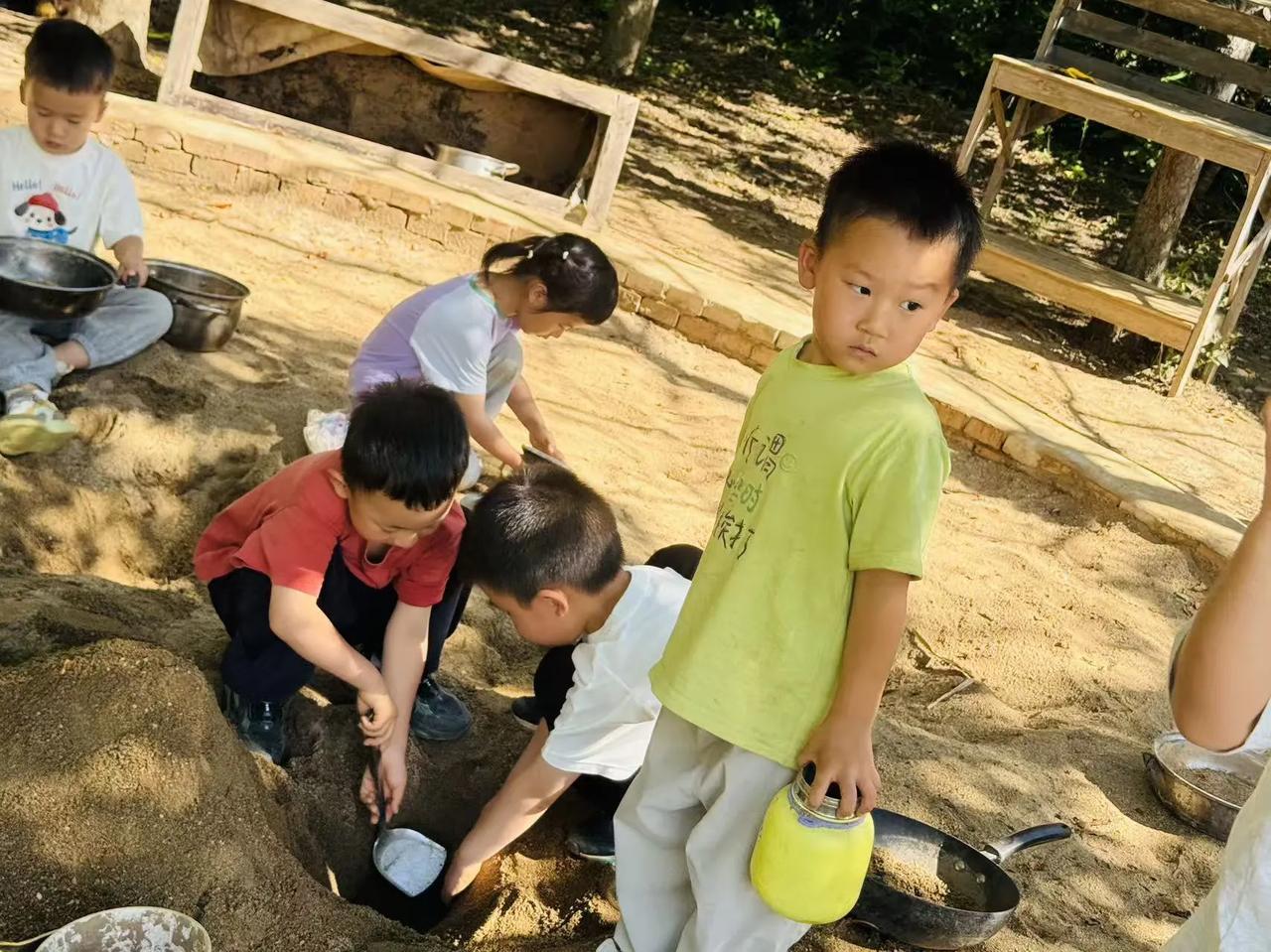 儿时的玩伴，是我一辈子最珍贵的挚友。童年的大街小巷里，我们一起追着晚风奔跑，蹲在