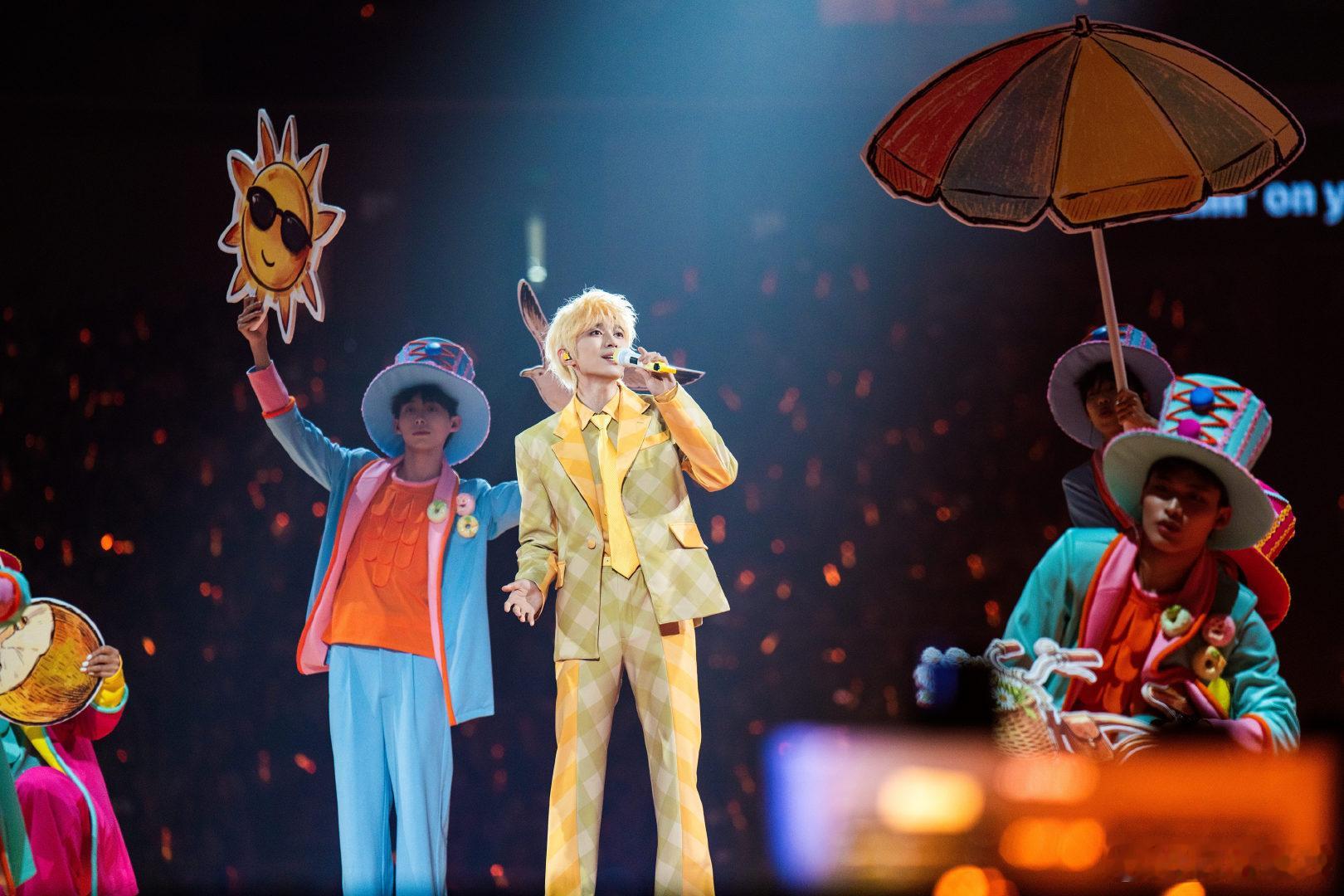 赵小童rap舞台好浓的西海岸味 广州演唱会米白装搭配复古礼帽登场，松弛感直接拉满