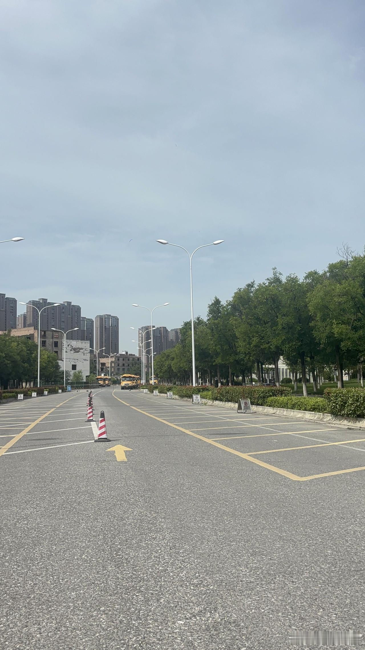 西安浐灞半岛跟前的金桥五路，这里还没打通，里面还有一些房子没拆，这个应该是征收过