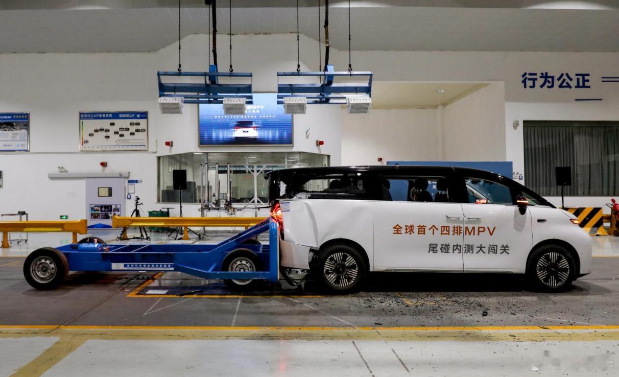 大家还记得LEVC翼真的那个四排八座的MPV L380么，前段时间我去给大家拍过