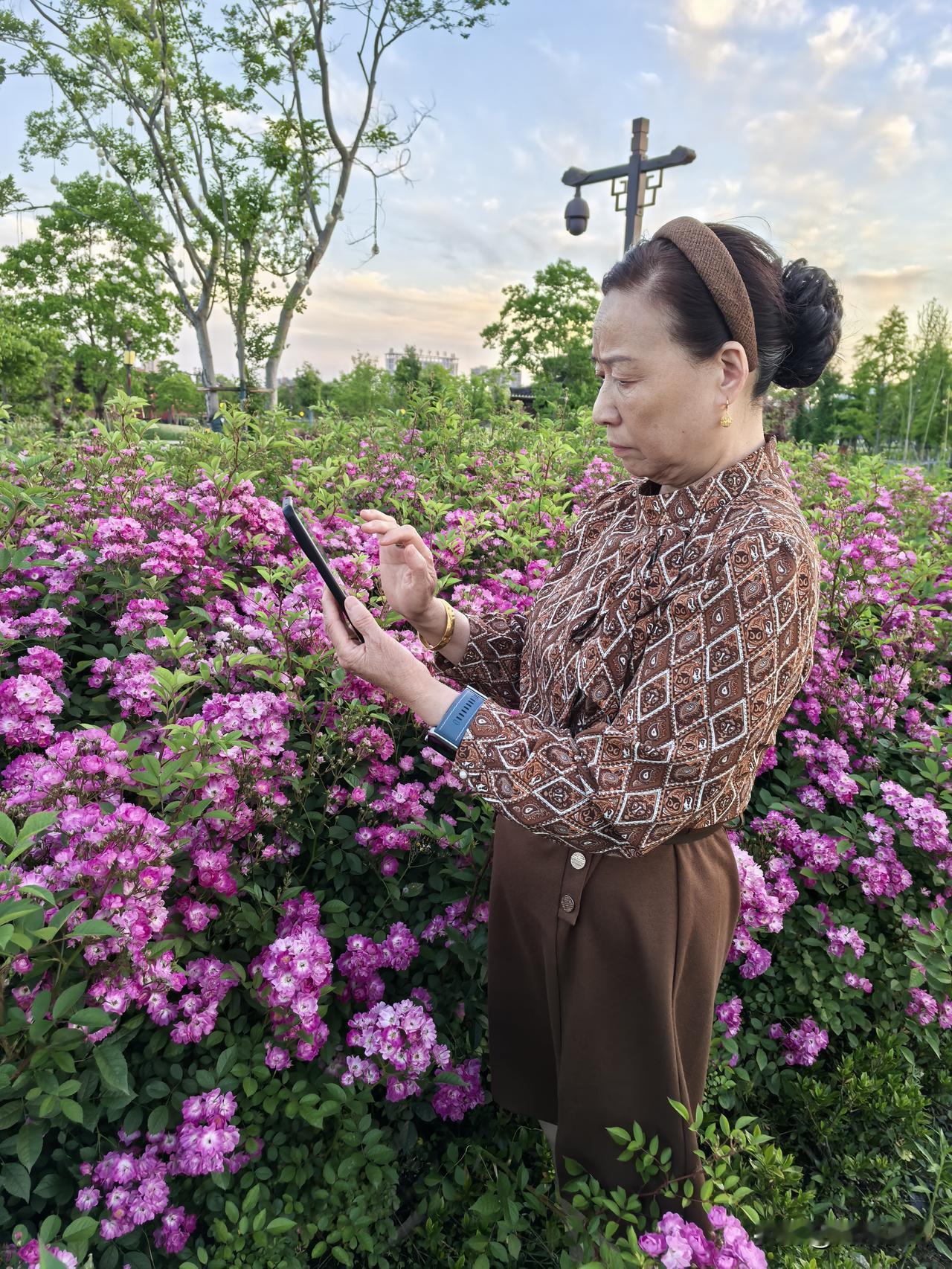 《七律·心善福自来》
 
年少情怀胜早春，
感恩得遇掌珠人。
心存善念天垂佑，