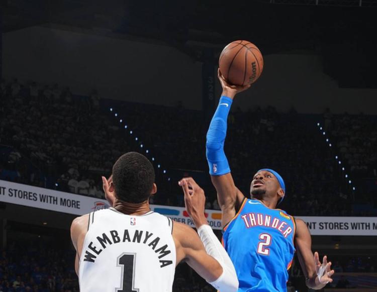 NBA东部半决赛，活塞对阵骑士的抢七大战中，出现了奇葩一幕。比赛进行到第三节还剩