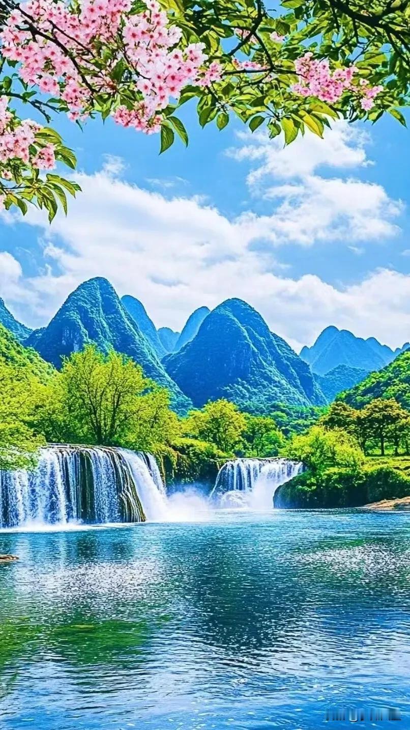 山水之间，花开如锦。#美景图片分亨# #优美风光图分享# #美如诗的景色# #好