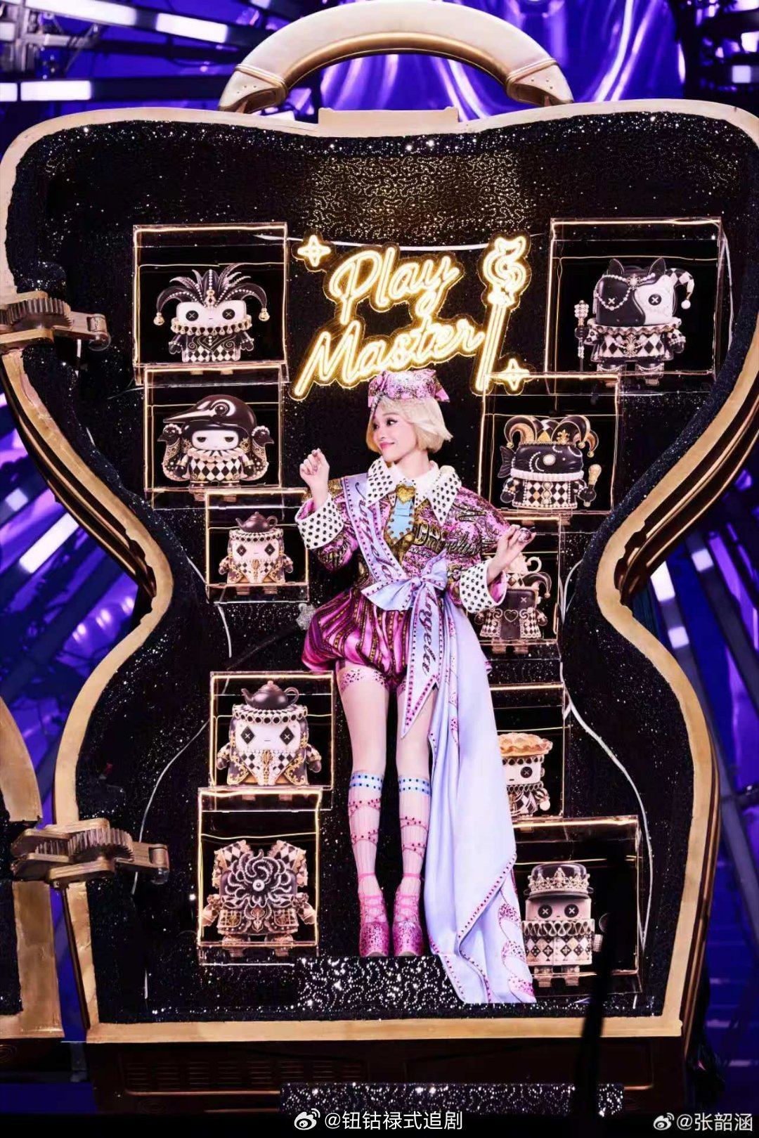 张韶涵调侃牛马终于回到草原了张韶涵回应牛马终于回到草原了草原牛马终回家，晚风An