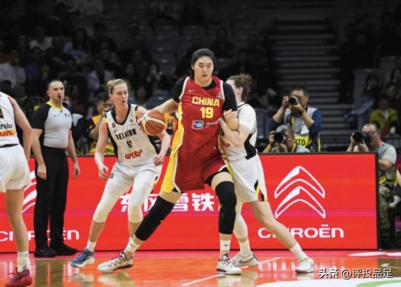 中国女篮的优势在于内线。身高2米26的张子宇的出现，对对手来说简直是“降维打击”