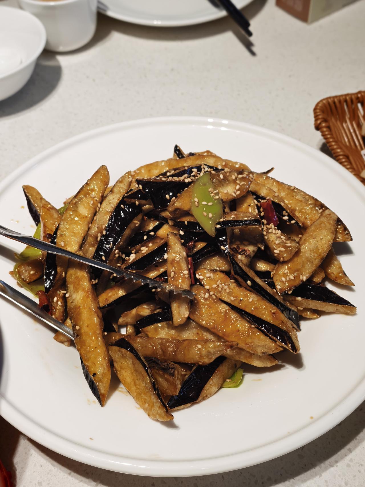 端午节在淄博的第二天，来到聚友斋吃饭，也是很热门的饭店，还是需要排队。大概排了2