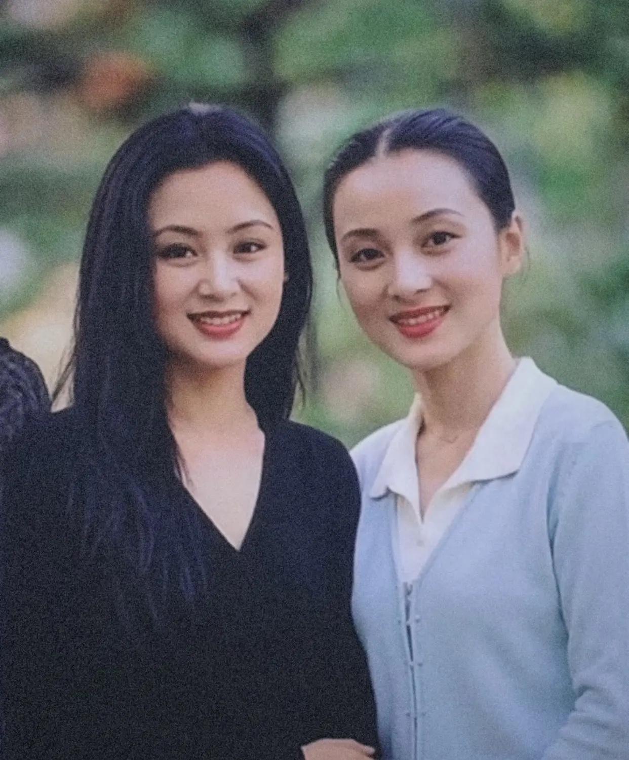 1995年，20岁蒋勤勤与陈红的一张合影，转眼过去31年了。

彼时的两人，陈红