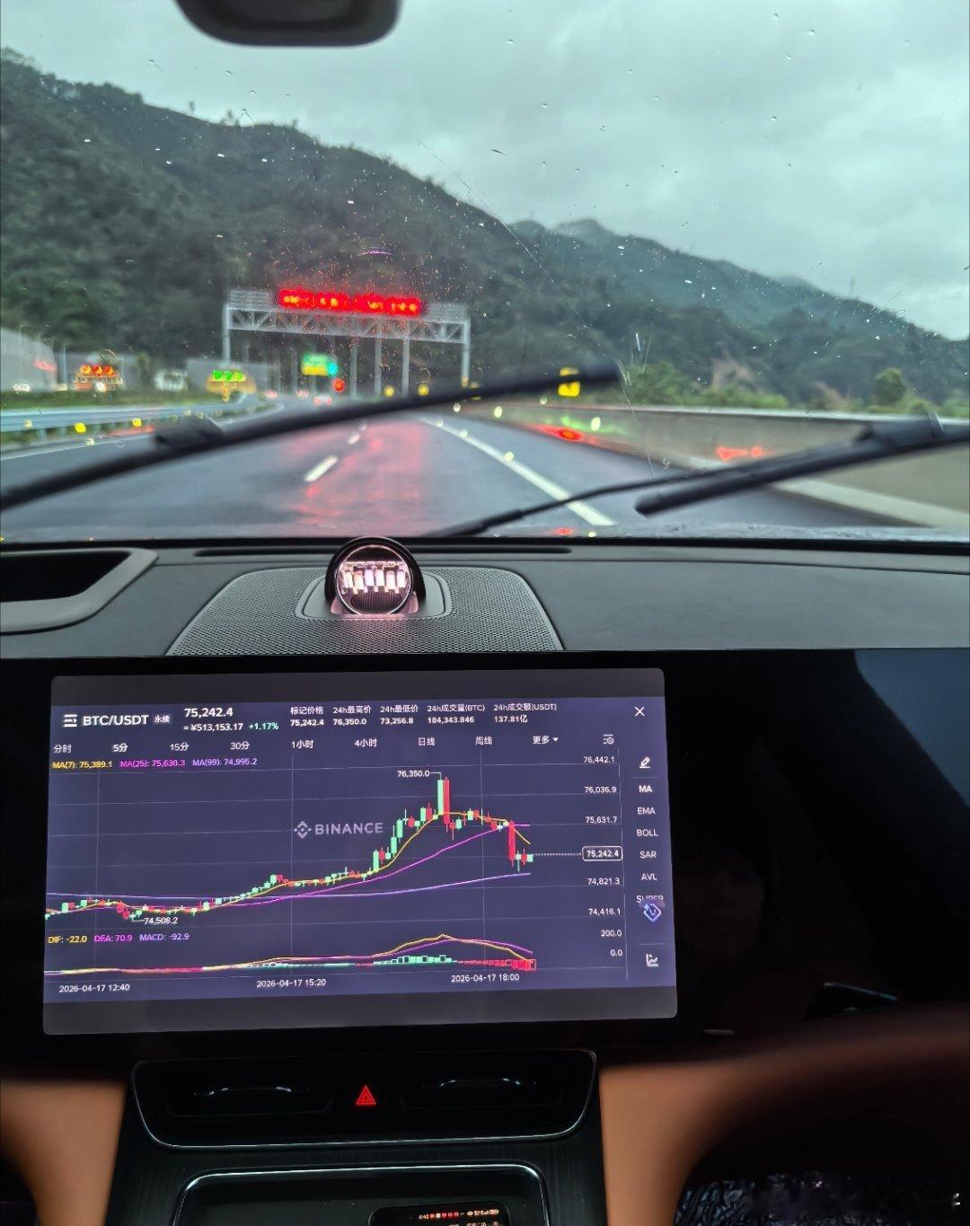 怎么回事？我刚看盘，发生什么事？ 