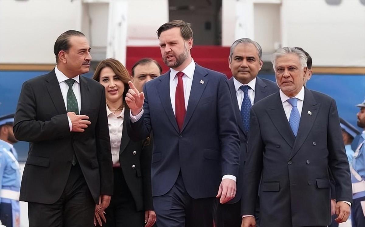 美：老弟，万斯带了300号人去伊斯兰堡，结果屁股没坐热就回来了，这事儿你怎么看？