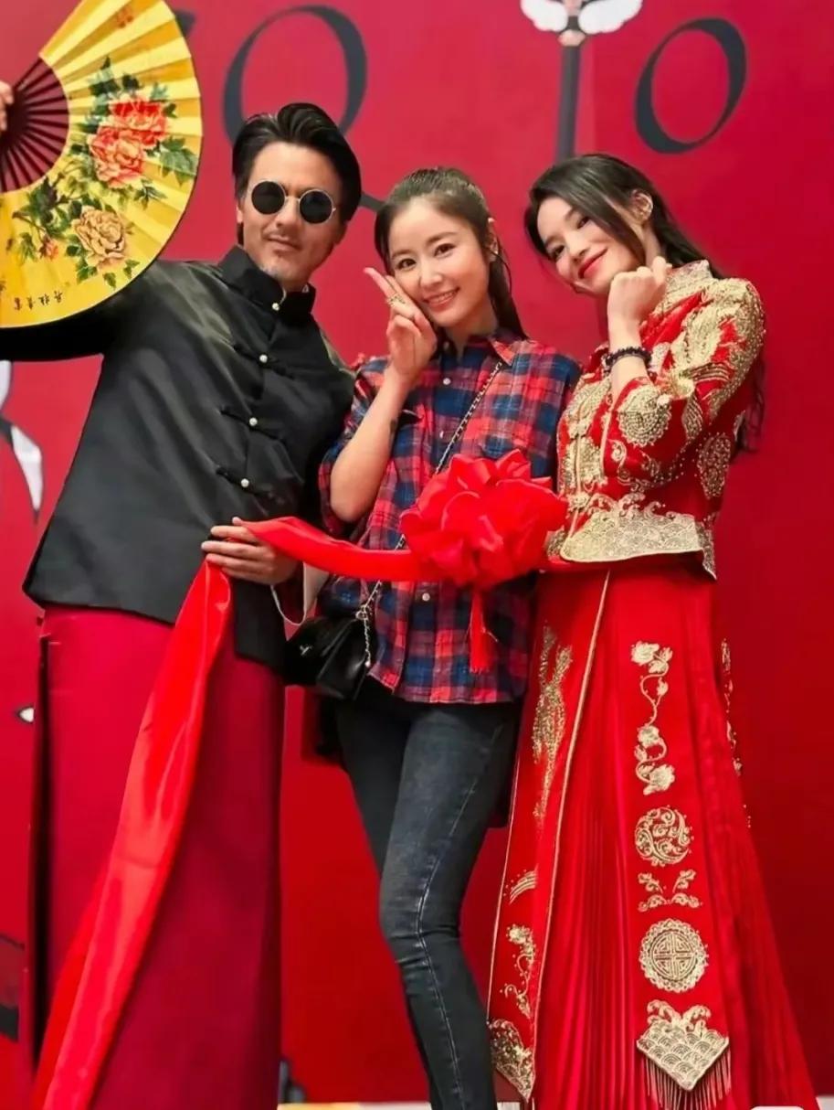 舒淇冯德伦结婚8周年派对时
林心如也亮相了，穿着格子衬衫
特别的显年轻，特减龄
