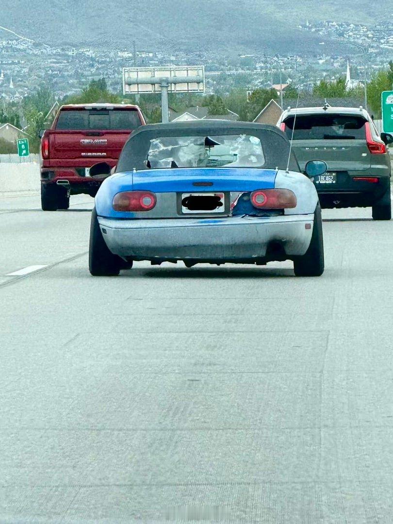 美国的车检肯定不甚严格，这样的车还在高速上行驶。 