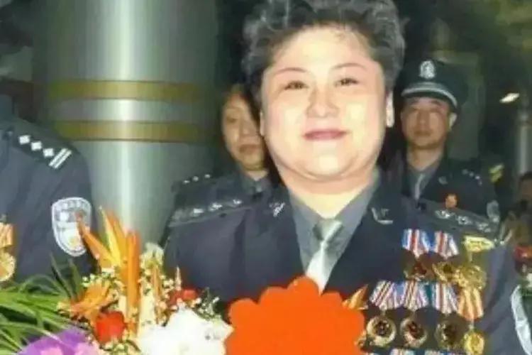 河南郑州，1988年夏天，27岁的女警王玉荣穿着连衣裙独自站在火车站广场当“诱饵