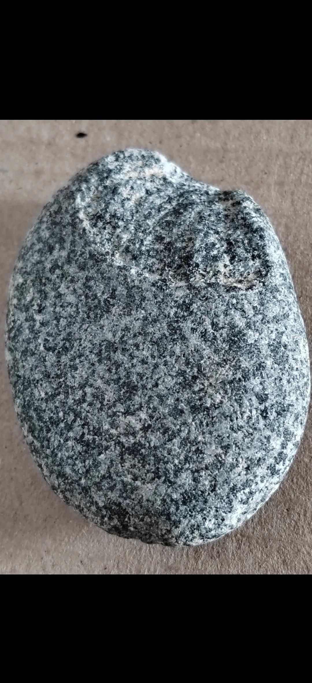 陨石不是石头，是宇宙快递。
铁的、石的、碳质的，各有门道。
有人拿它当宝贝，有人